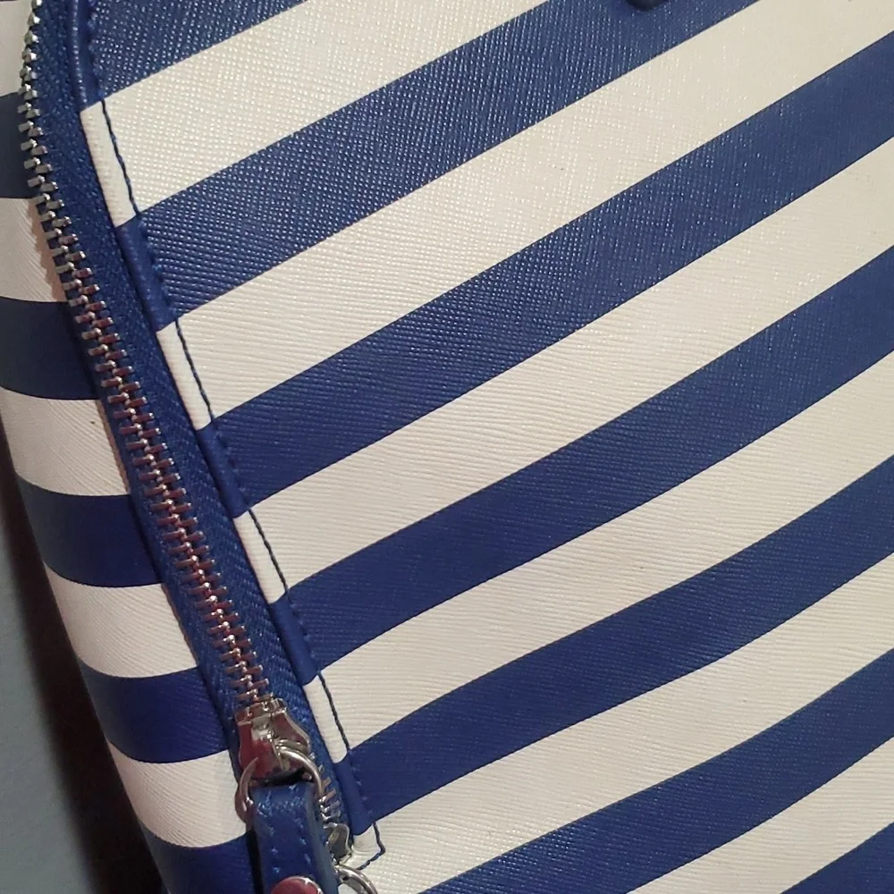 Blue stripped backpack - Picture 3 of 3